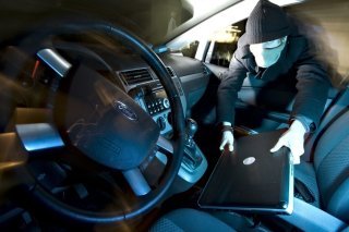 Les auteurs présumés agissent par opportunité, fouillent de manière systématique les véhicules
non fermés à clé et emportent toutes sortes de valeurs, décrit la police fribourgeoise (photo d'illustration).